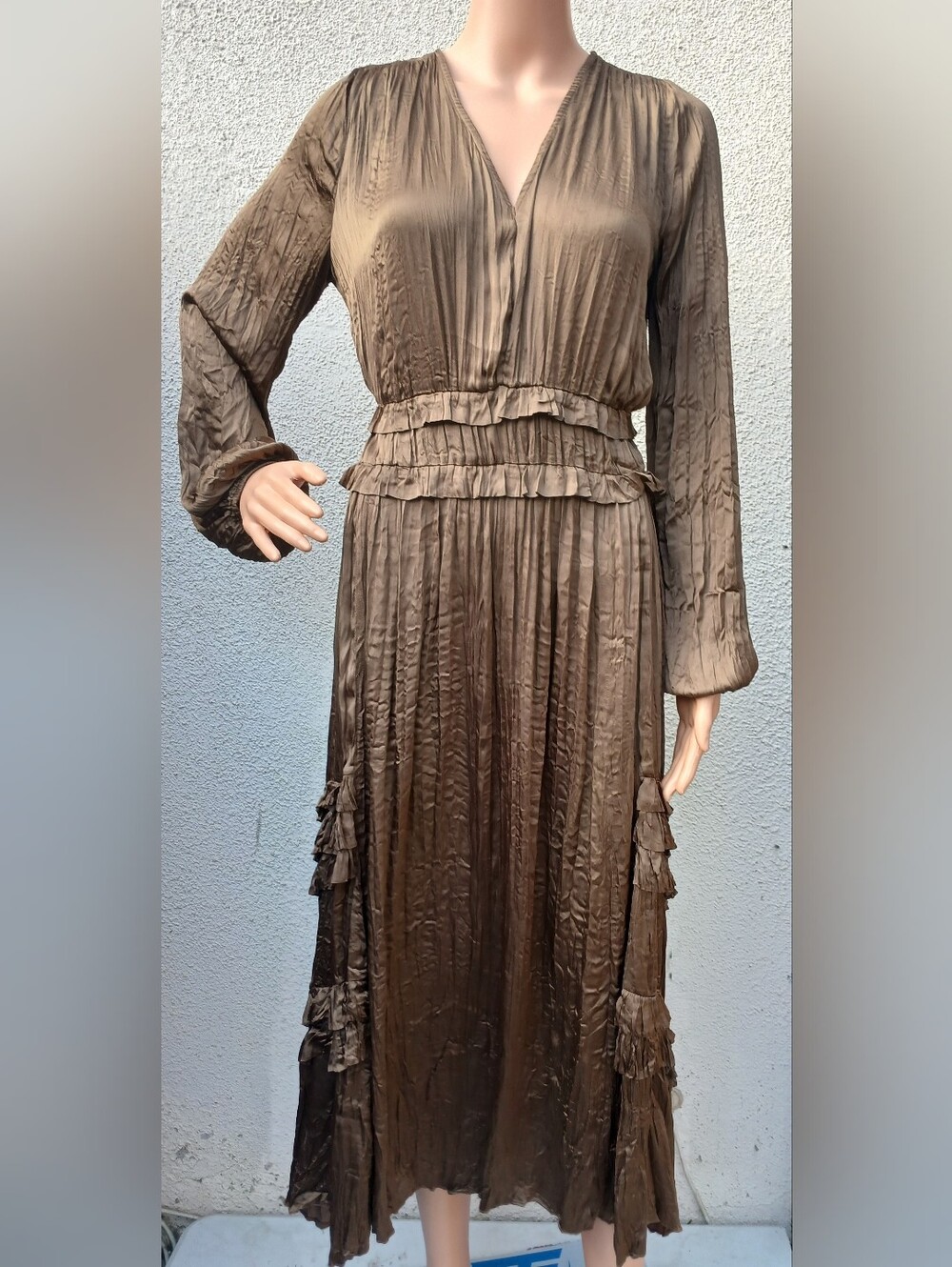 New with tags Current Air Los Angeles Crinkled Midi Dress in Tobacco Brown, M
